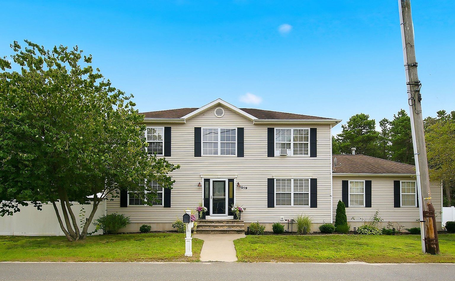 3BR/2.5BA colonial in Beachwood